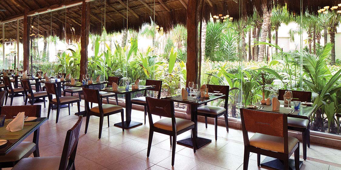 El Dorado Seaside Suites Restaurants and Bars - Papitos Gourmet Beach Club